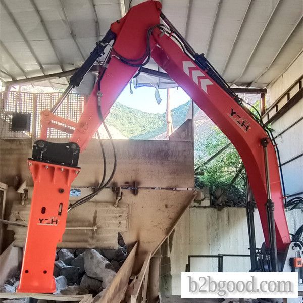 Fixed Breaker Hammer Crushing Large Rocks at Jaw Crusher Inlet! Say Goodbye to Blockage with Fixed Breaker Hammer!